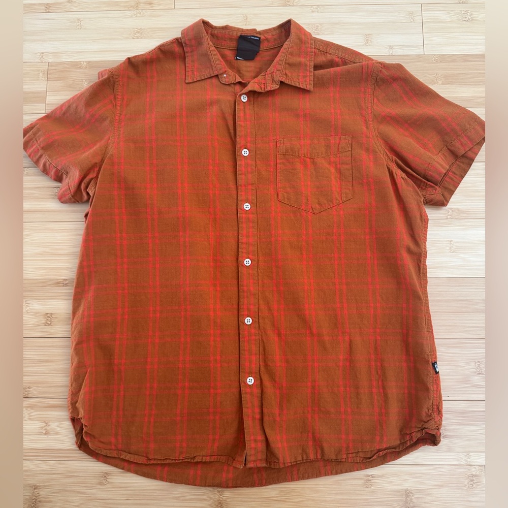 The North Face men's orange and brown plaid short-sleeve button-down shirt. XL